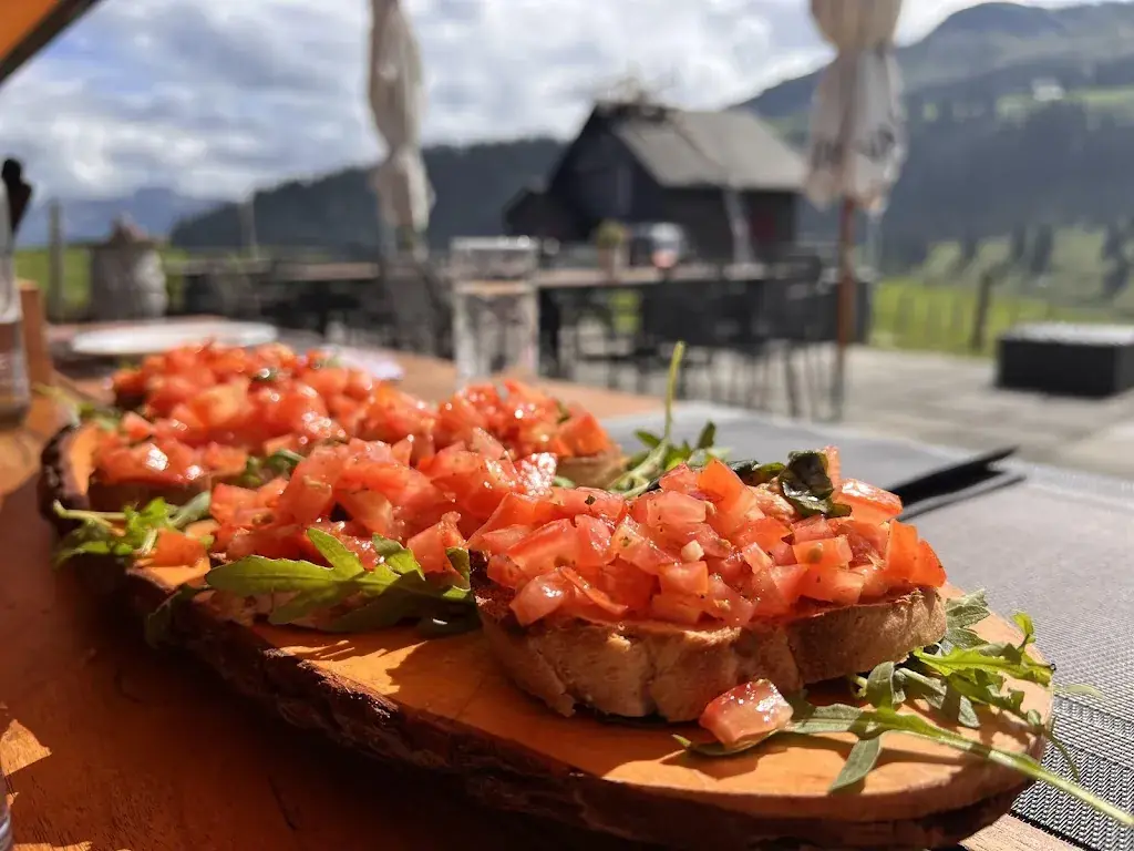 Eelze Van der Veen_Skihaus Ibach Restaurant und Enoteca_Stoos_avis