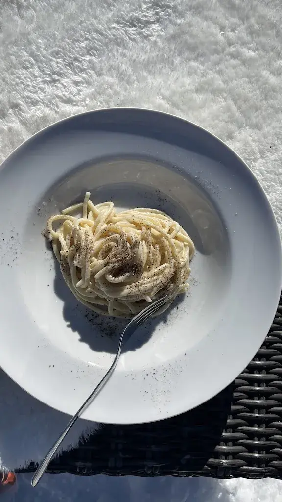 Selina pluess_Skihaus Ibach Restaurant und Enoteca_Stoos_avis