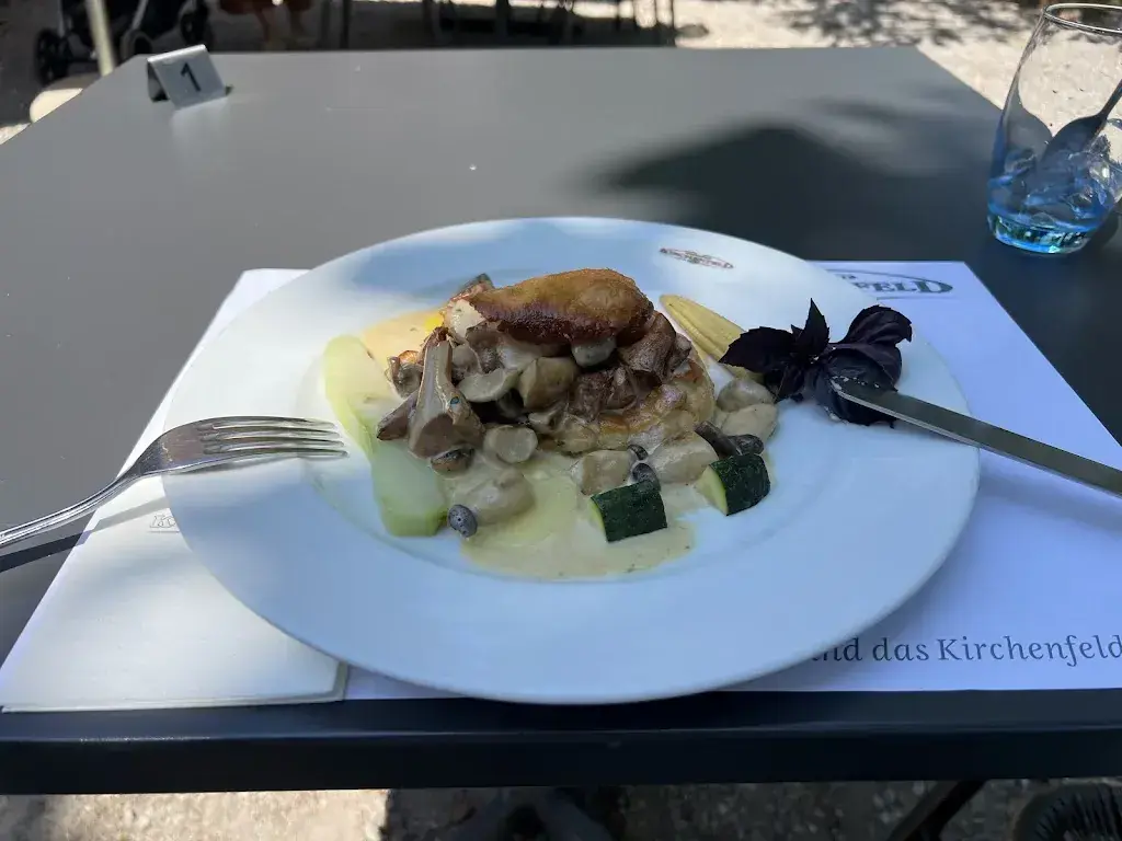 une fille qui découvre_Kirchenfeld_Bern_review