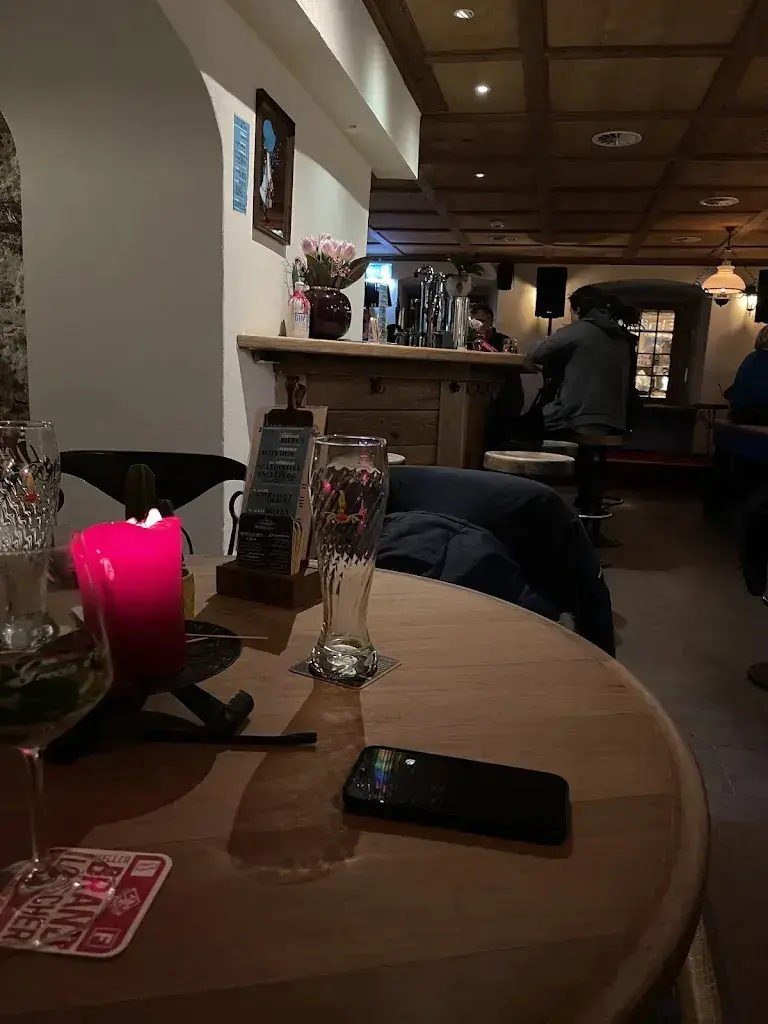 Linda “Linda Naiade”_Das verrückte Café zum Hoheneck_Engelberg_avis