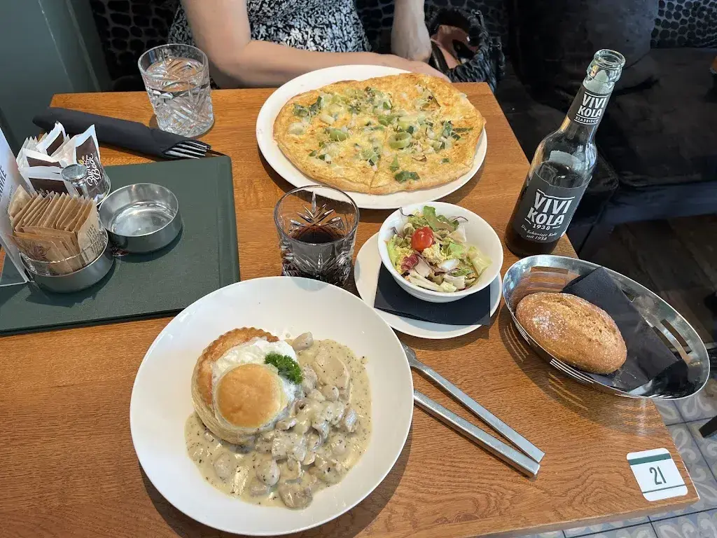 Jimi Larose_The Tea Room_Engelberg_review