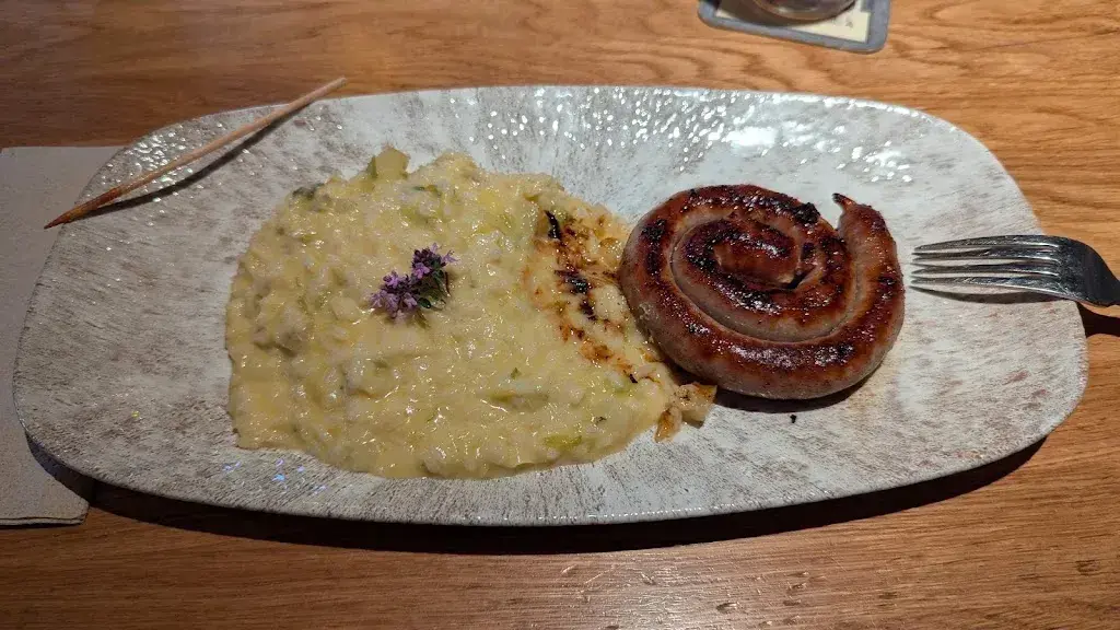 Patrick McAteer_Di Alt Apothek_Andermatt_avis