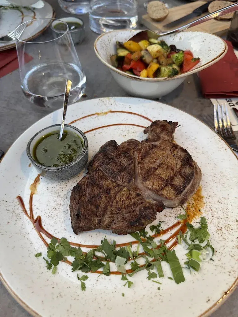 Kristofer Knudson_Steakhouse by Hotel Piz Badus_Andermatt_avis