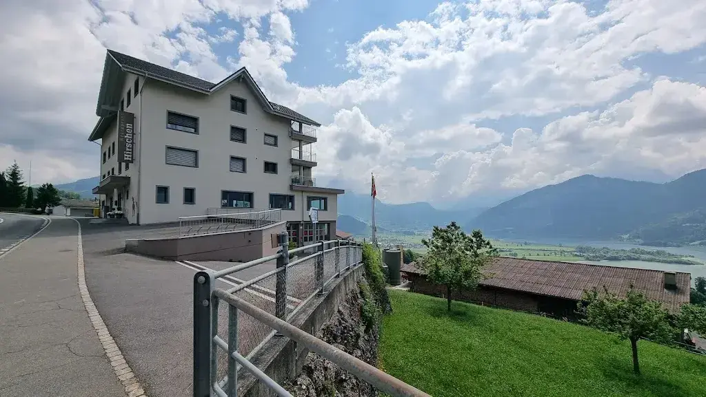 Creativ Medium - Multidisciplinary Design Studios_Hirschen Steinerberg Familie Windlin_Steinerberg_avis