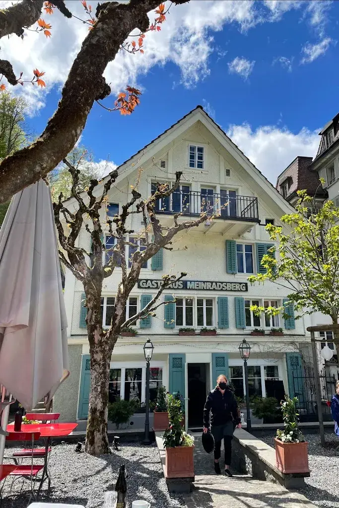 Yunus Şekerci_Gasthaus Meinradsberg_Einsiedeln_avis