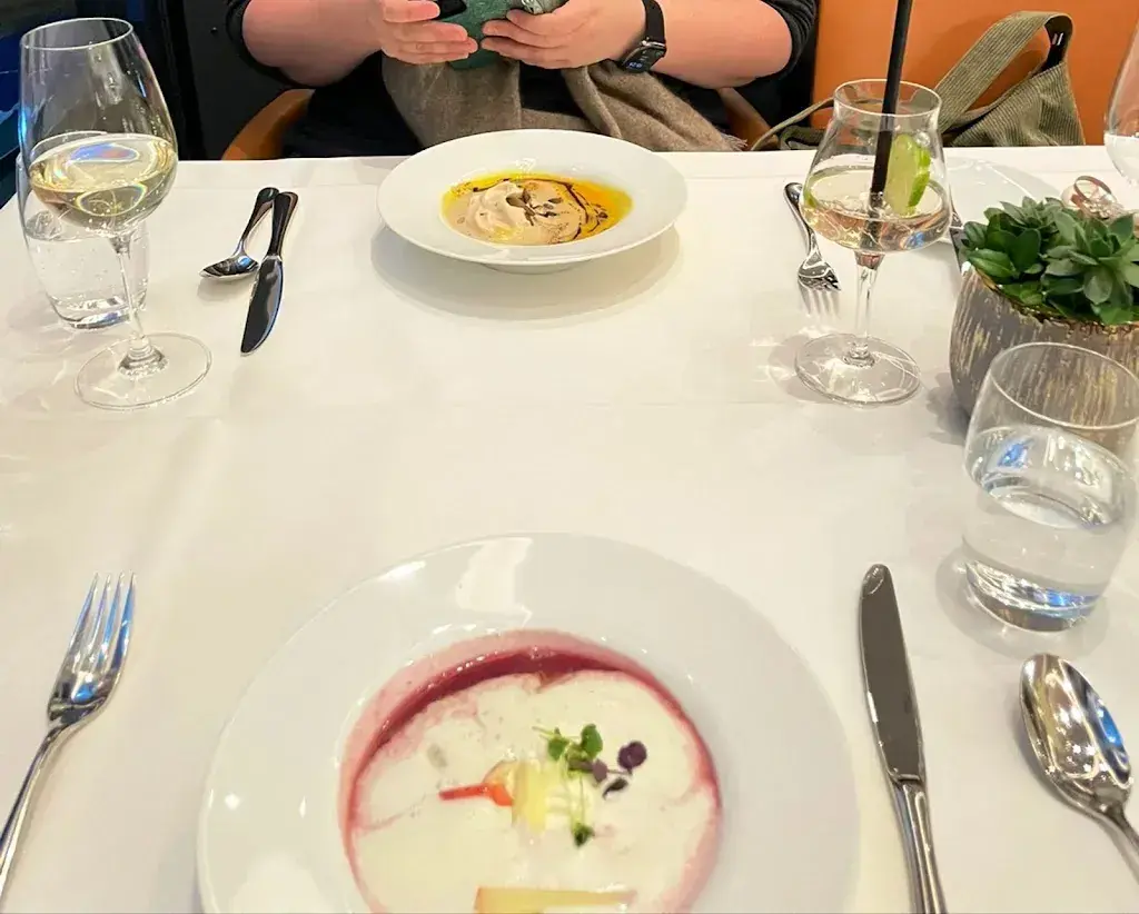 Maria Zverina_SILO Restaurant | Lounge | Kantine_Einsiedeln_avis