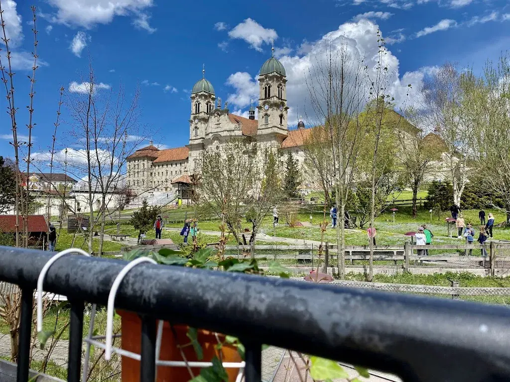 Reto Keller_Klostergarten_Einsiedeln_review