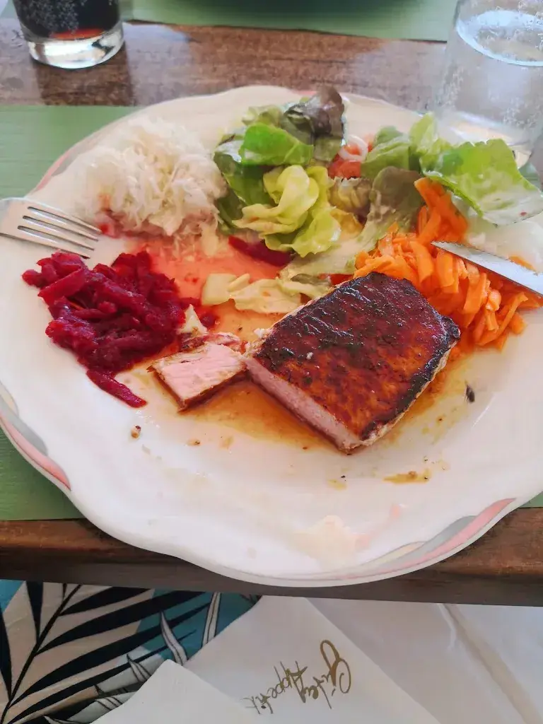 Sandra Opravil_Restaurant zum Paradies Büel_Feusisberg_avis