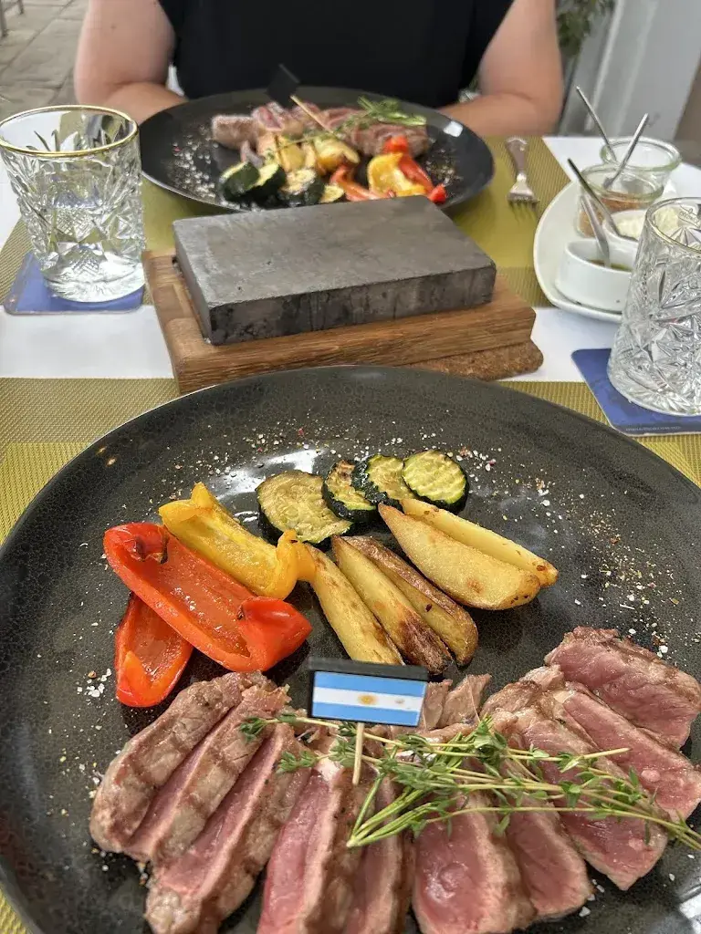 Nathalie Fachin_Steakhouse 400°c Dry Aged Beef Holzkohlegrill_Gersau_avis