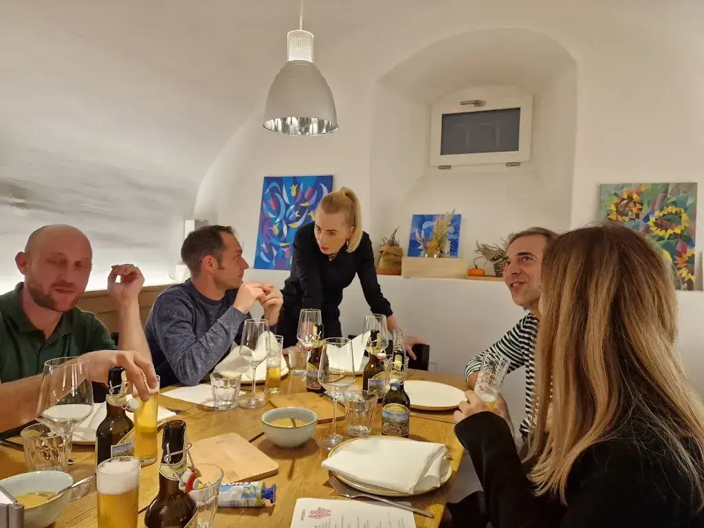 Martin Bührer_Katjas Schlösslichäller_Lachen_avis