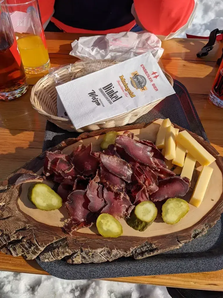 Jeffrey van Baar_Grillhüttli_Alpthal_avis