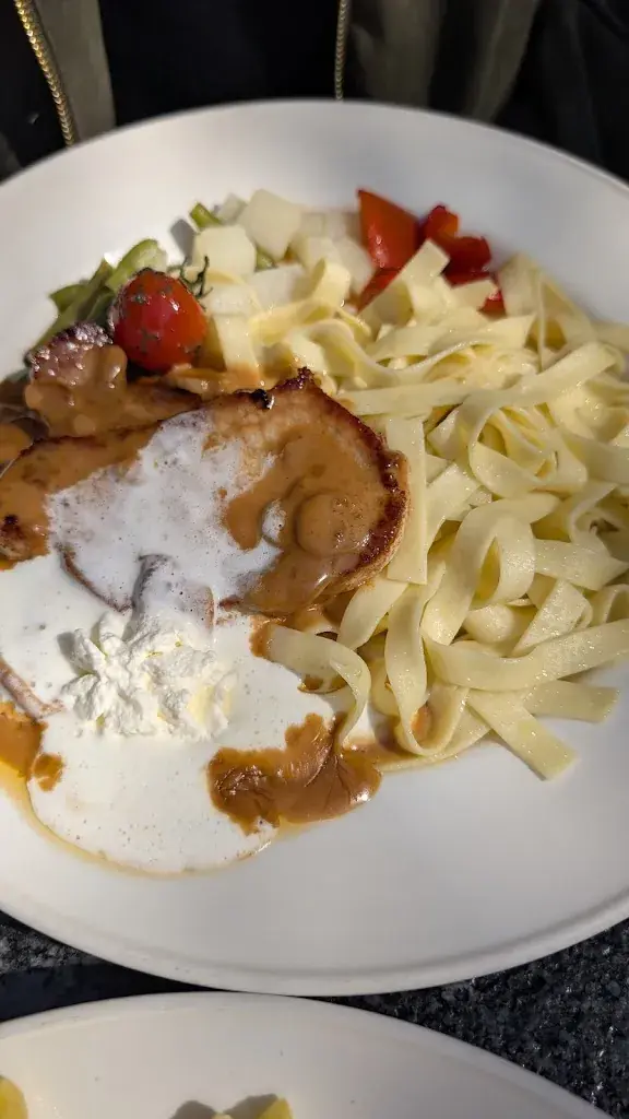 Paulo Figueiredo Filho_Landgasthaus Bauernhof_Lauerz_avis