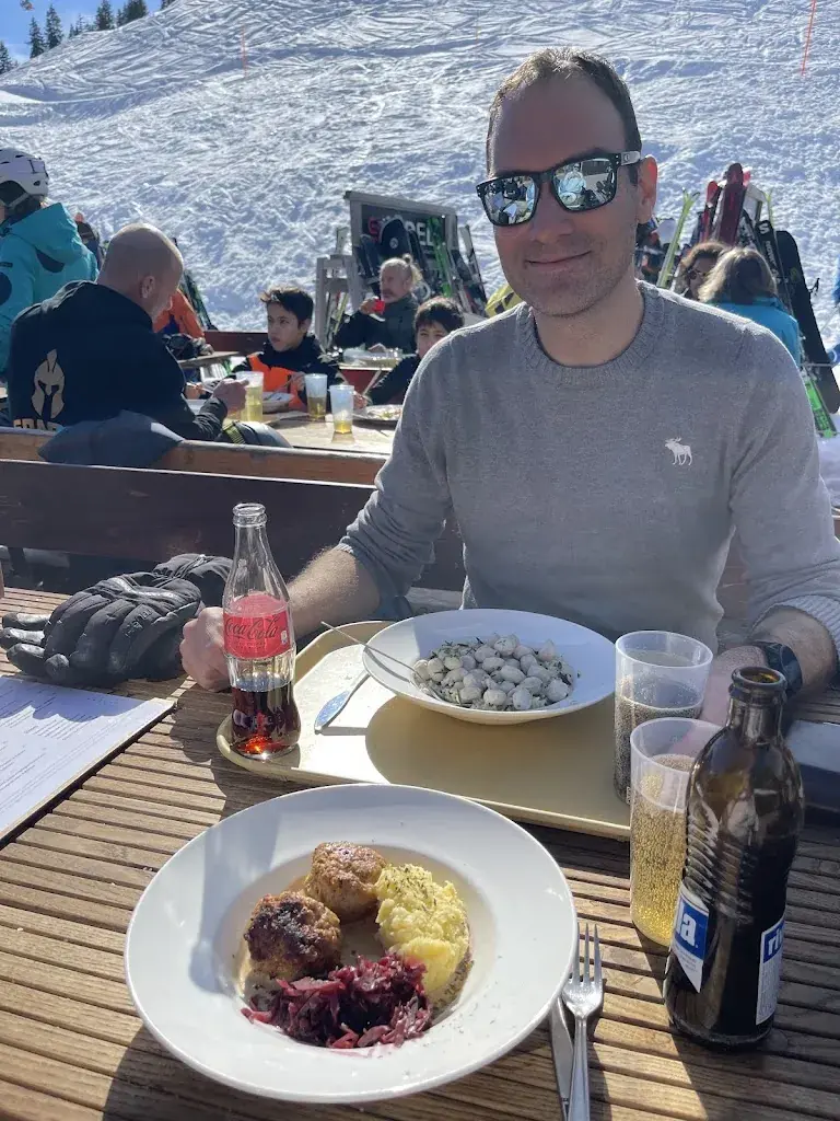 Vanessa Treur-Halley_Bergrestaurant Laucheren_Oberiberg_avis