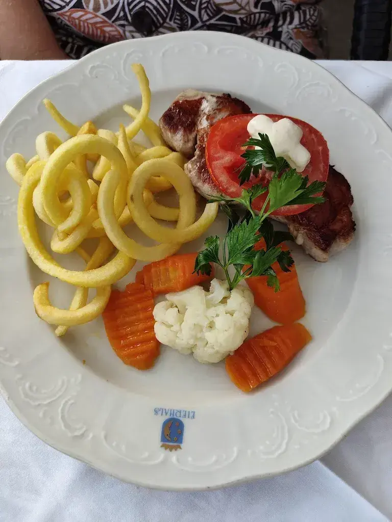 Joshua Moorsel_Hotel-Restaurant Eierhals Royal_Morgarten_review