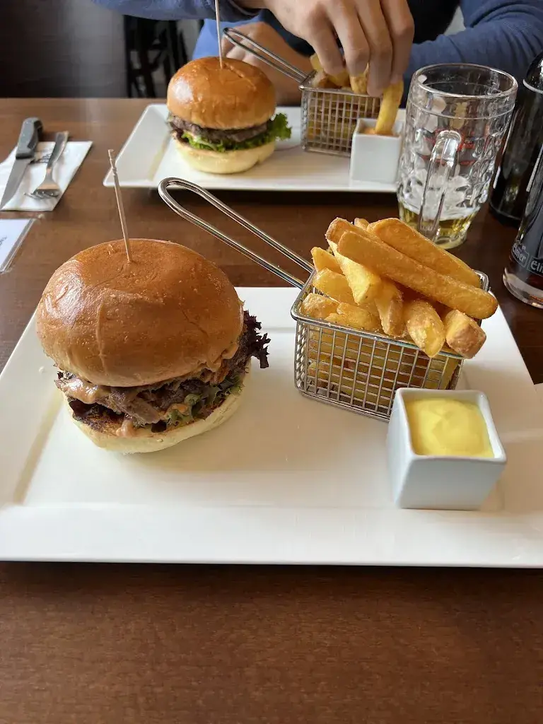 Miha Časar_Die Burgerei_Näfels_avis