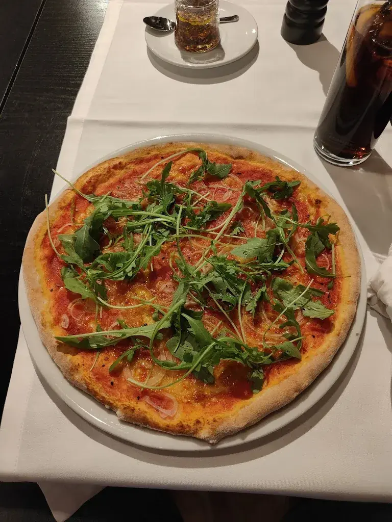 Dominic Kurz (Fotograf & Stormchaser)_Pizzeria Luna_Schwanden_avis