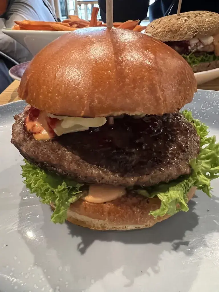 Eleftheria Zapridou_HANS IM GLÜCK - BERN Gümligen_Muri bei Bern_review