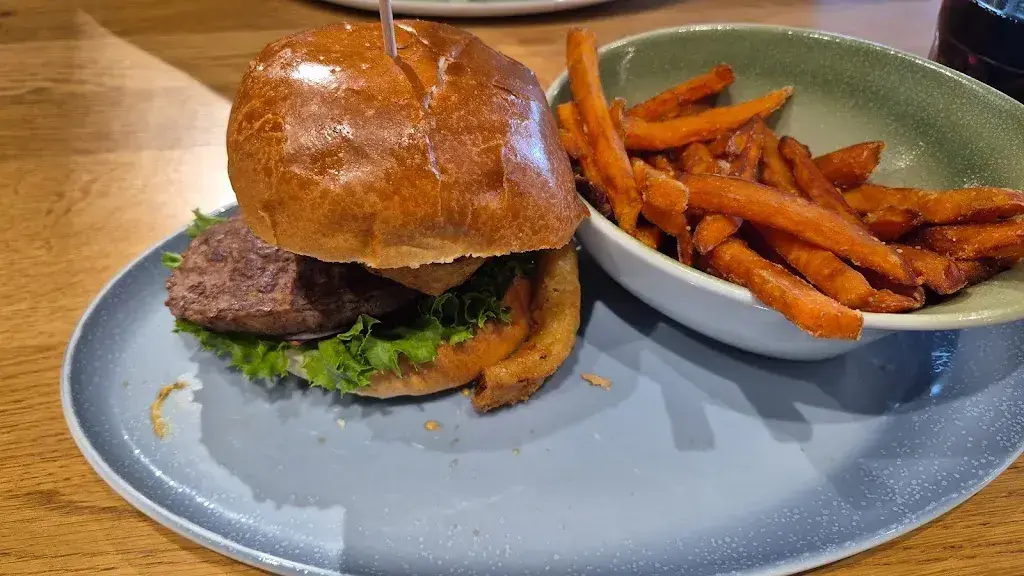 Joshua Moorsel_HANS IM GLÜCK - BERN Gümligen_Muri bei Bern_review