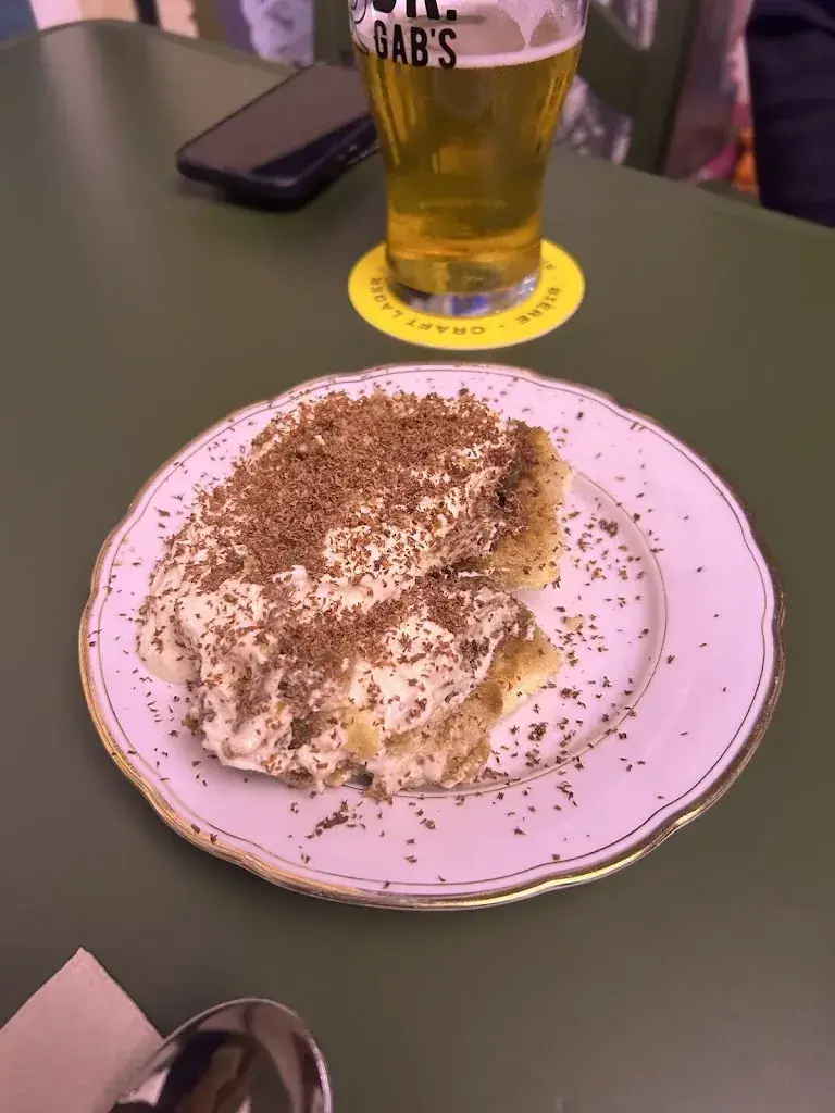 Phoebe Causley_Au Chasseur_Fribourg_review