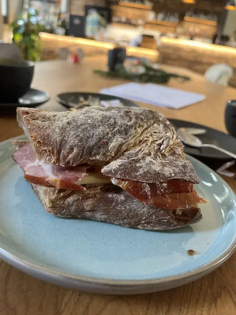 Taylor Fleming_Benela's Kaffee und Bar_Muri bei Bern_review