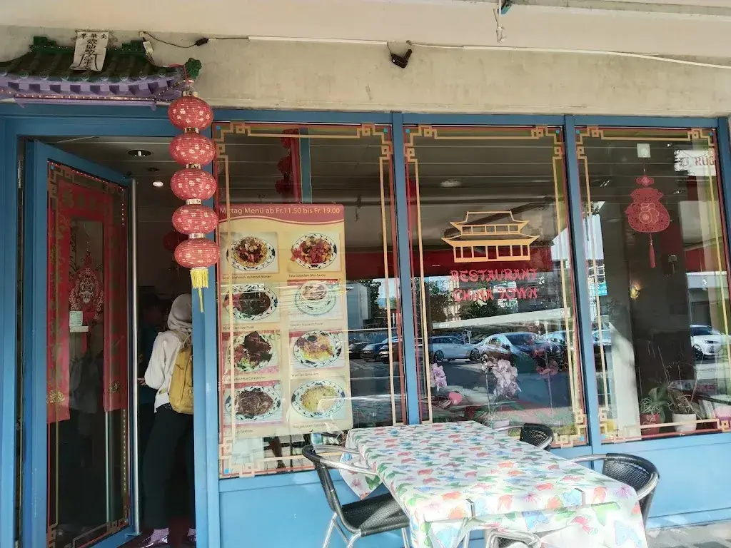 Agustina Lusiana Womsiwor_Restaurant China Town_Muri bei Bern_avis