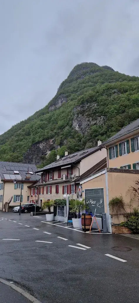 Diego Ricardo Garcia_Café de la Place Roche Sàrl_Roche_review