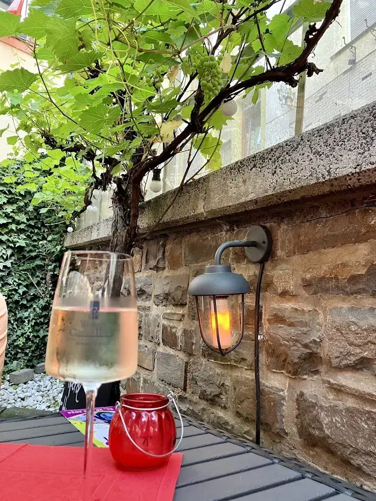 Girl on the Mosel_Alte Winzerstube_Germany_avis