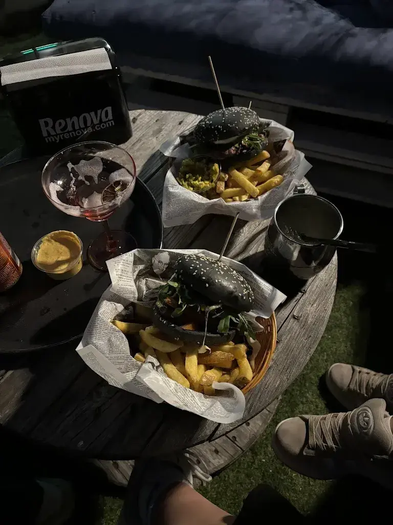 Julie Fernanda_Café Bar la Condémine_Attalens_review