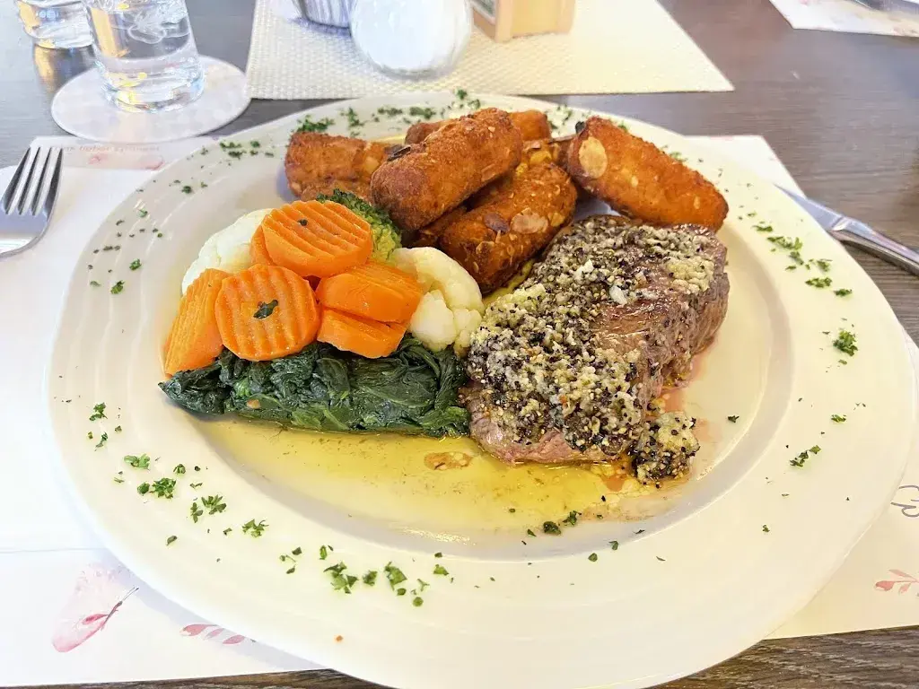 Suthira Petsunghan_R. & B. Cembic_Wolfwil_review