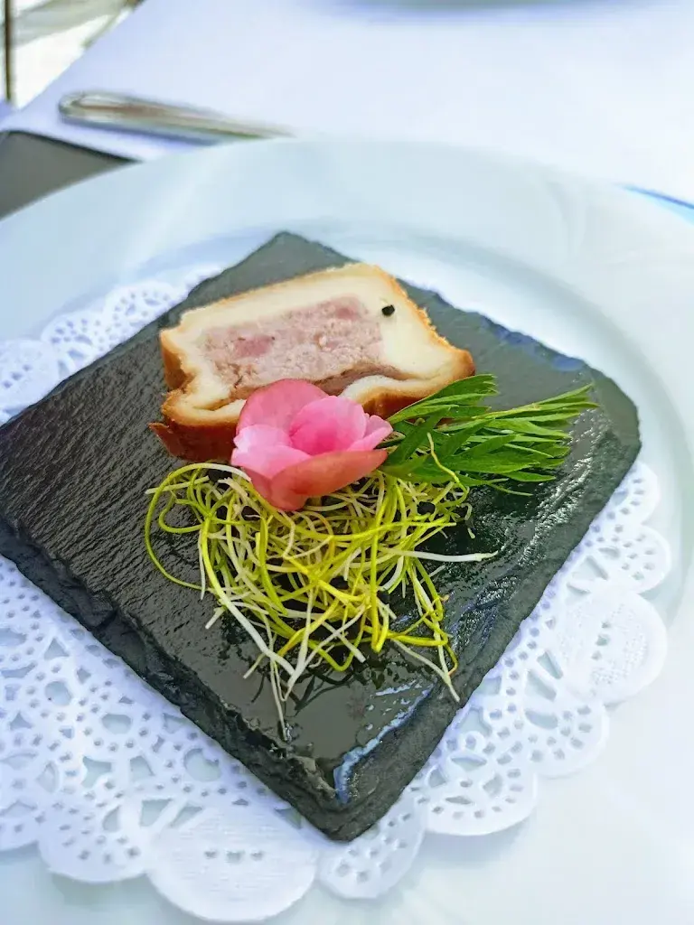 Zur Falkenburg Restaurant in Wil