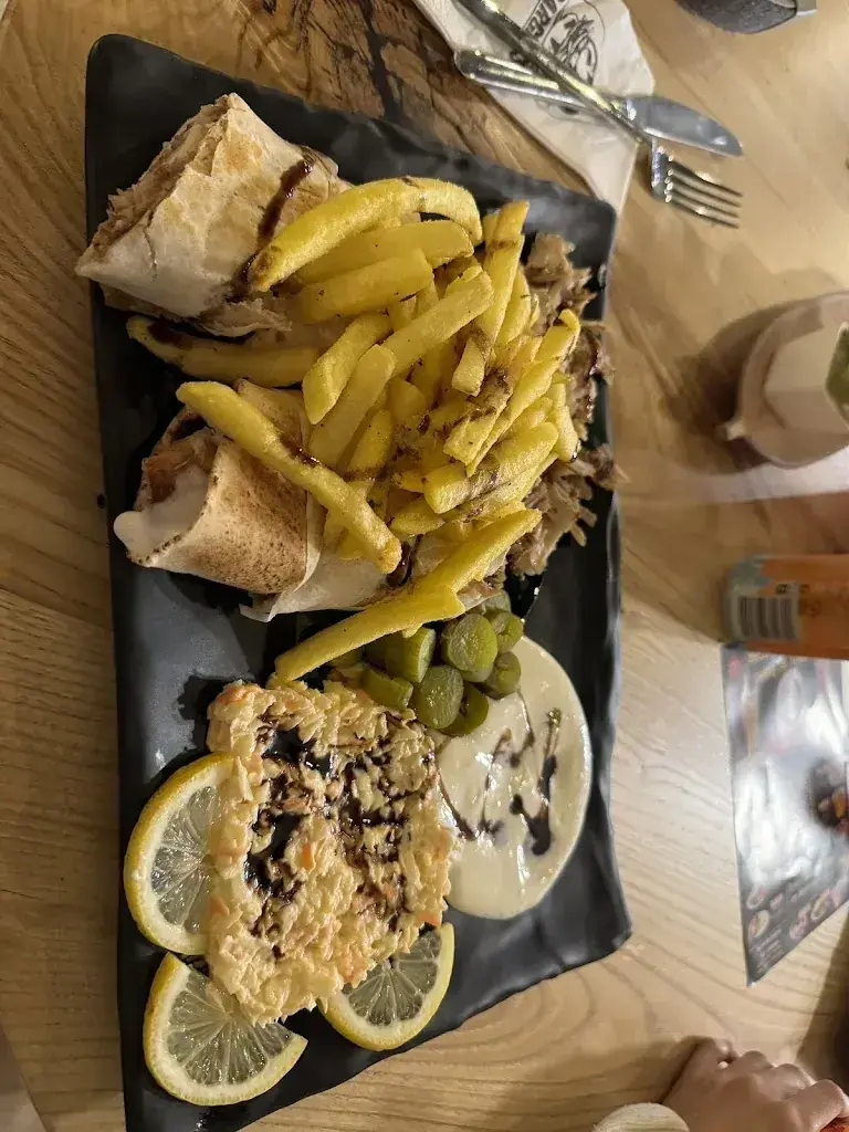 Steven Fischer_Train Station Pizza.Schawrma essen kurier Halal_Wil_avis