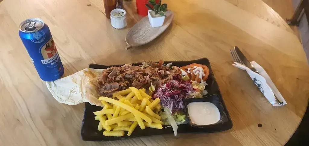 falko schwarz_Train Station Pizza.Schawrma essen kurier Halal_Wil_avis