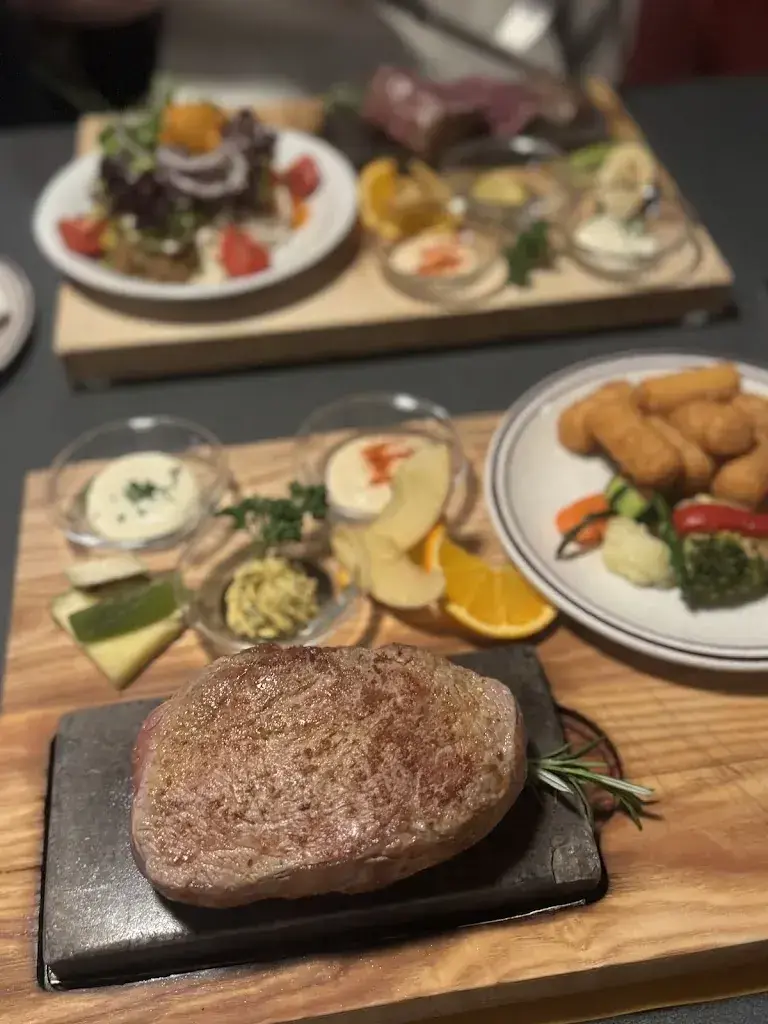 Yalla Hadid_Bahnhof_Busswil bei Büren_review