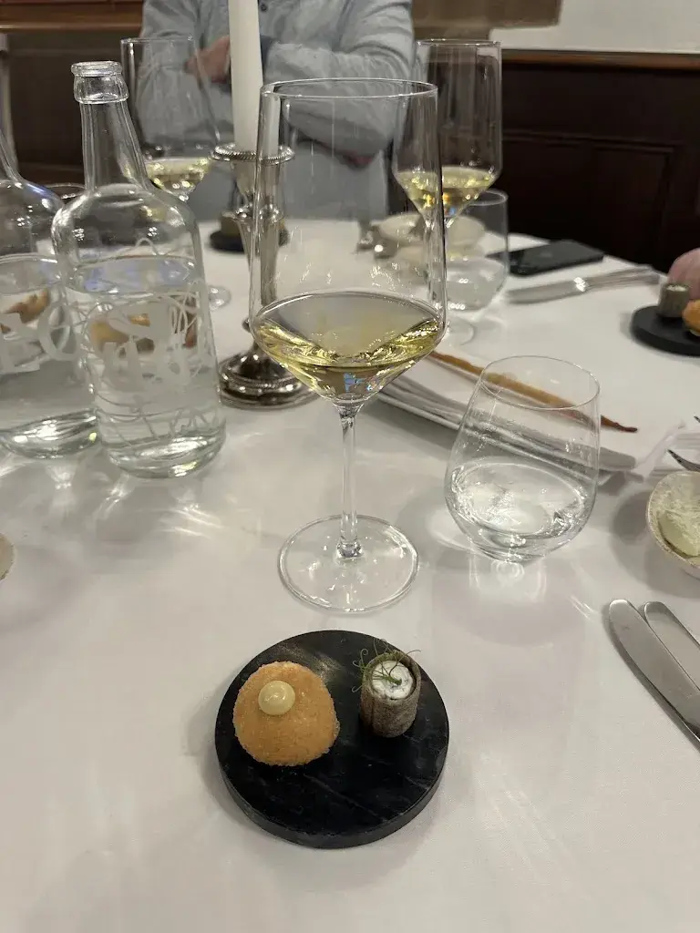 Andrew Bissell_Schloss Binningen_Binningen_review