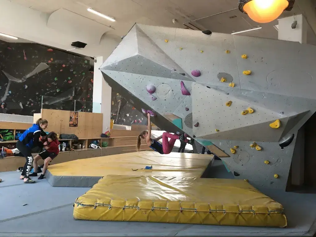 Katharine Kind_B2 - Boulders & Bar_Pratteln_avis