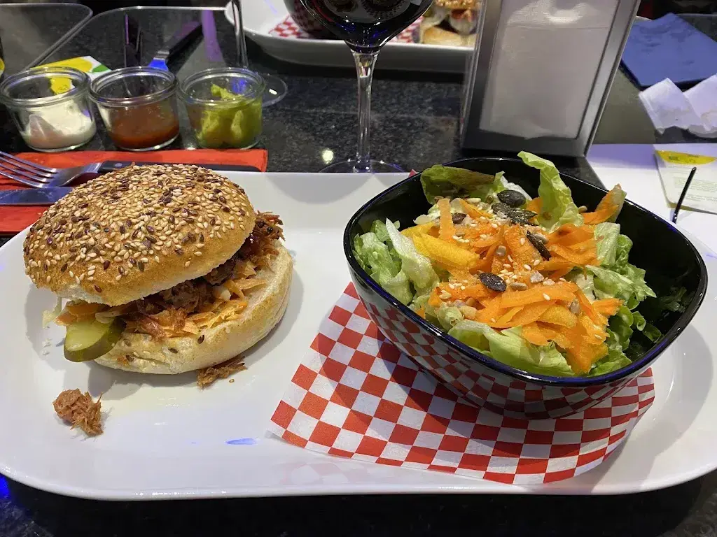 Greg Bassett_10W40 Bistro | Diner | Cake Escape_Füllinsdorf_avis