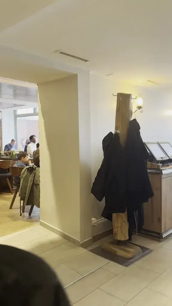 John Brodt_Piazza Italia_Bern_review