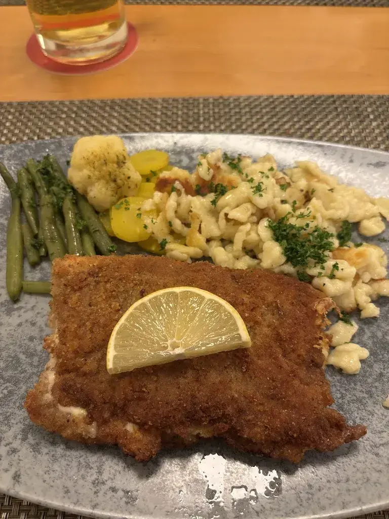 Lukas S_Gasthaus Hirschen_Laufen-Uhwiesen_avis