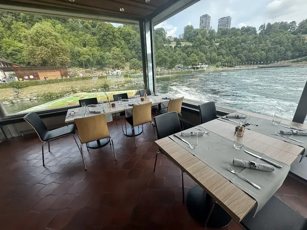 Phattaraphon “Boom” H._Castle Worth_Neuhausen am Rheinfall_review