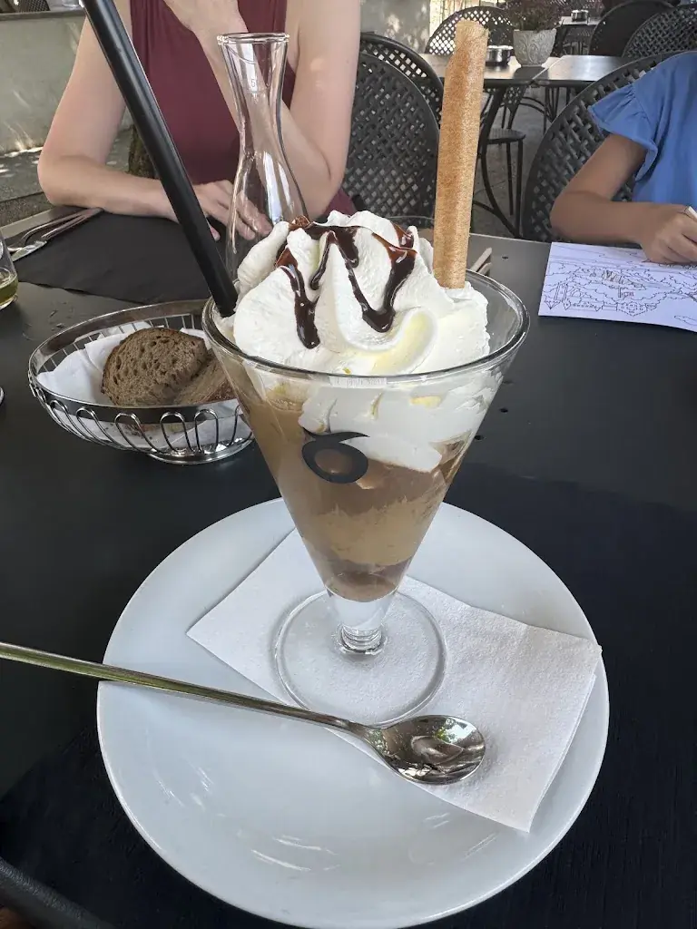 Shawn L_Restaurant Laufen Castle at the Rheinfalls_Dachsen_avis