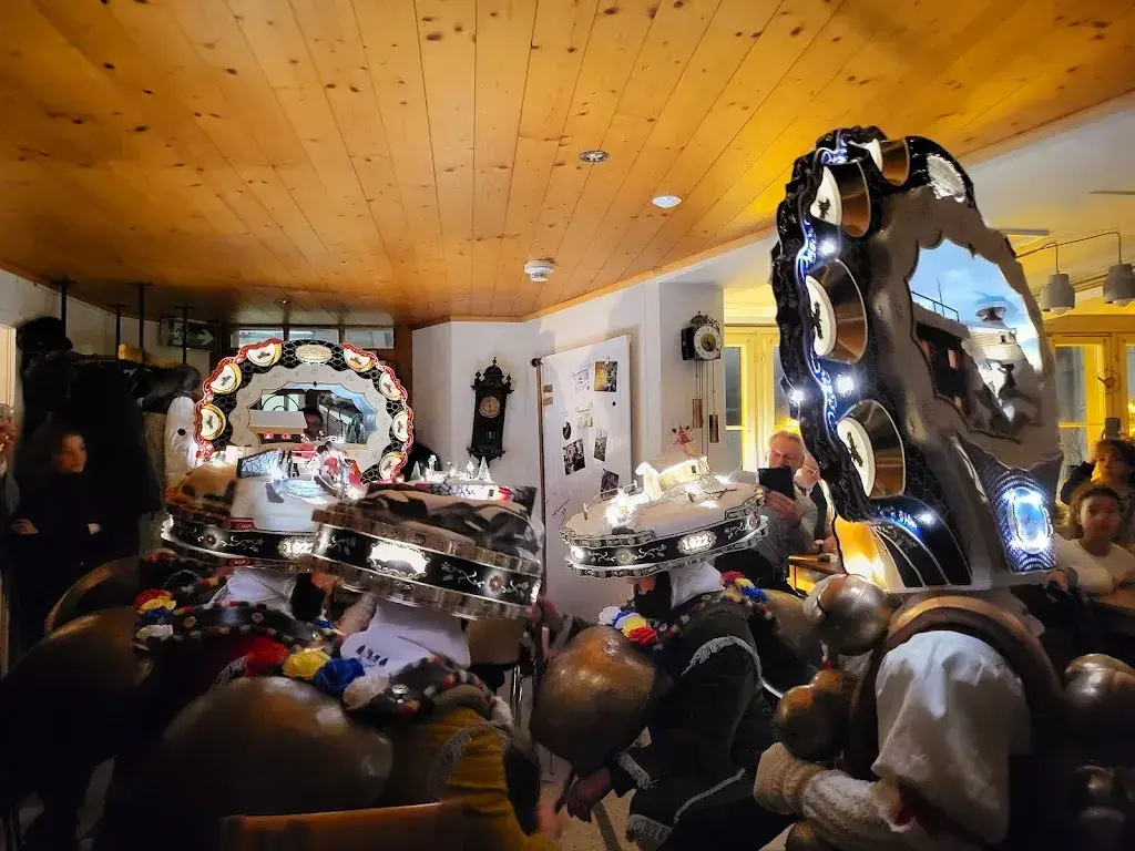 Irina Bannwart_Engel am Dorfplatz_Urnäsch_recensione