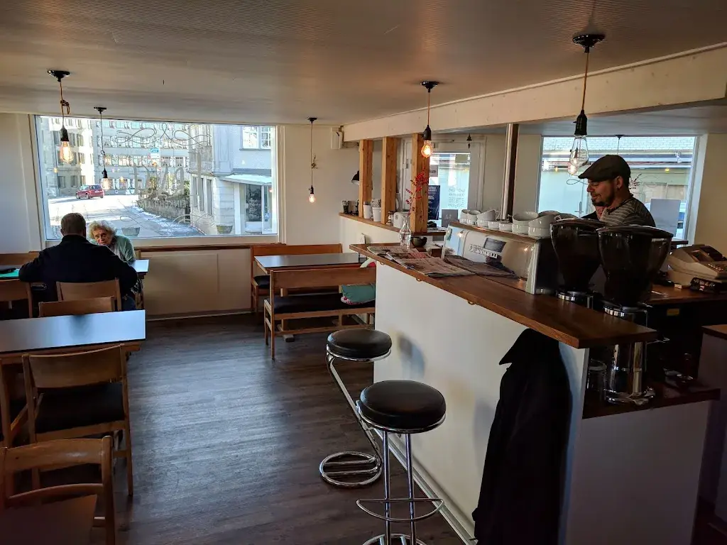 Rudi Widerhofer_Ernst - Das Einkehrlokal_Trogen_review