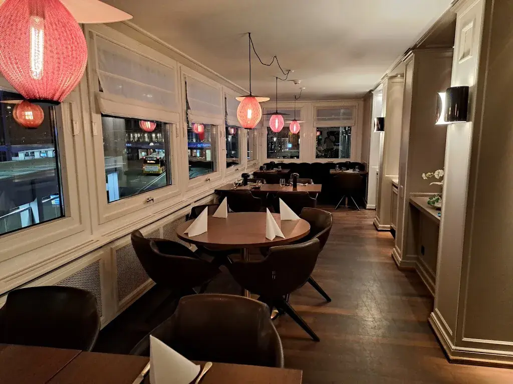 Heber Alonso de la Parra Morales_Moshi Moshi_St. Gallen_review