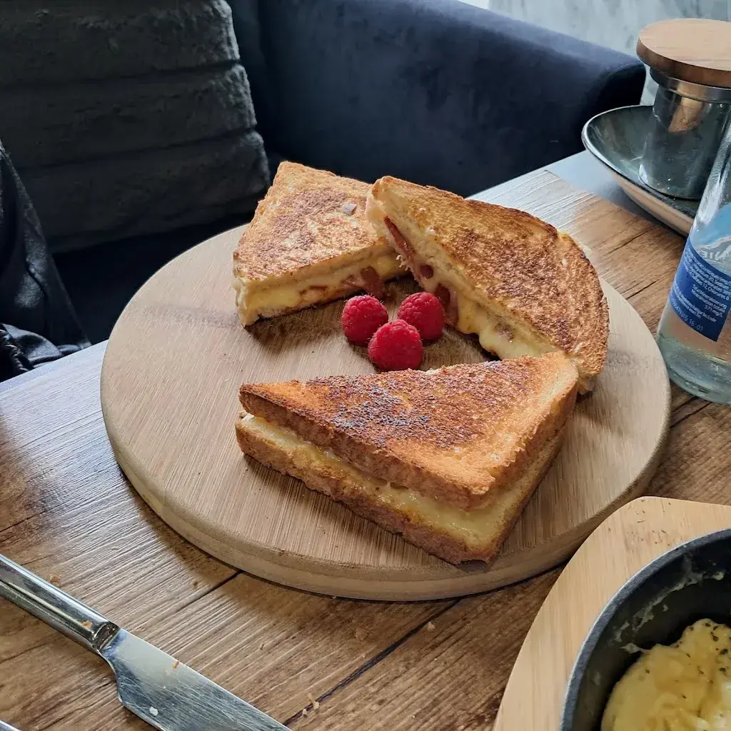 Erkan Akdeniz_Cafeteria Time_Wittenbach_review