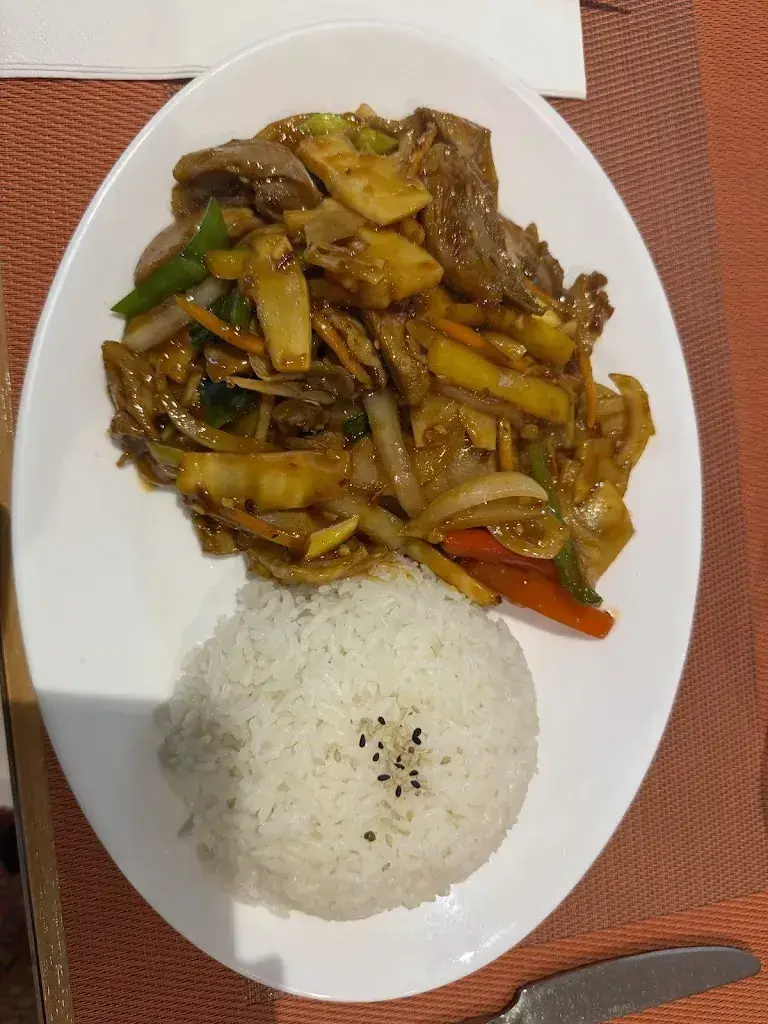 Lux “LiveForTheAdventures” Butler_Akama Tibetisches Restaurant_St. Gallen_review