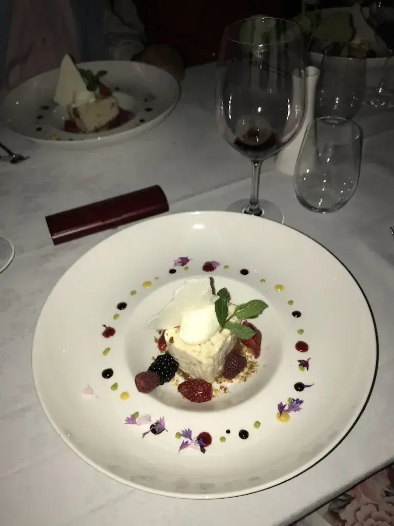 Amelie Jannoe_Villa am See by Sandro Lüthi_Goldach_recensione