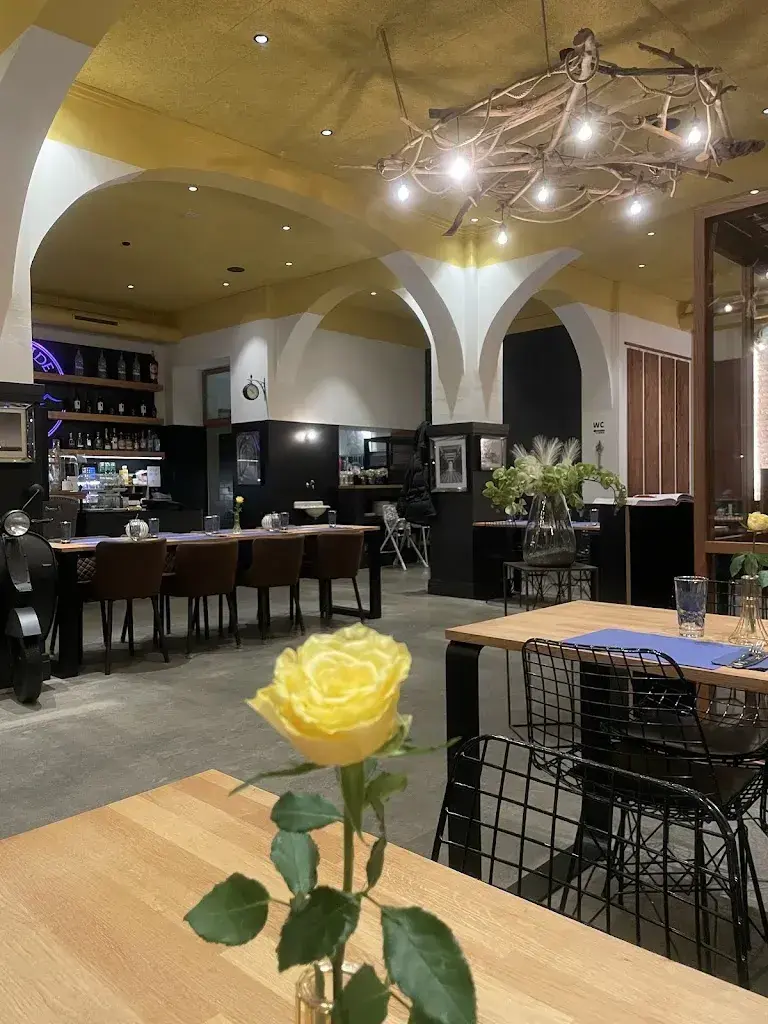 Julia Paust_Lakeside Burger Rorschach_Rorschach_review