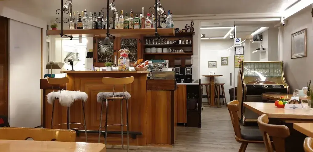 Cedric Embacher_Pizzeria im Freihof_Au_review