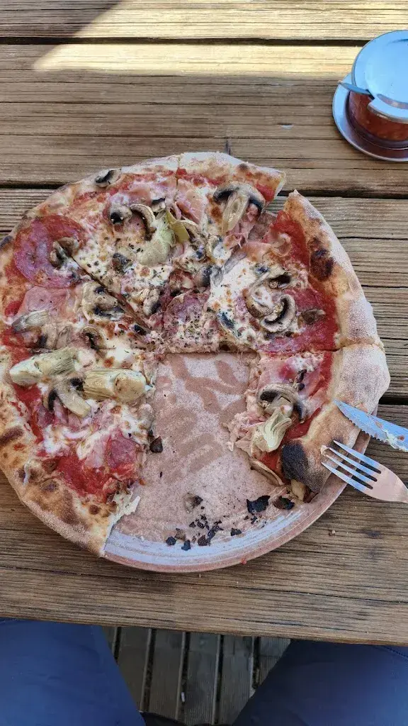 alonso ramirez_Holzhüttli Pizza_Sevelen_avis