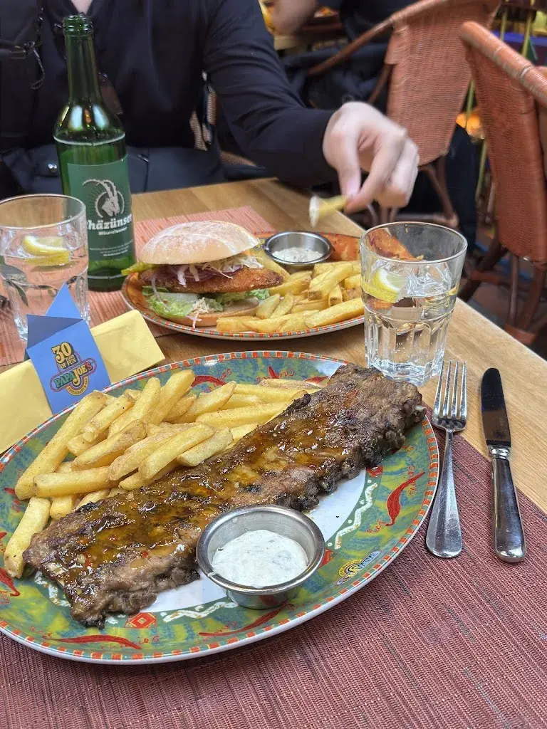 Britney Khu_Papa Joe's_Bern_avis